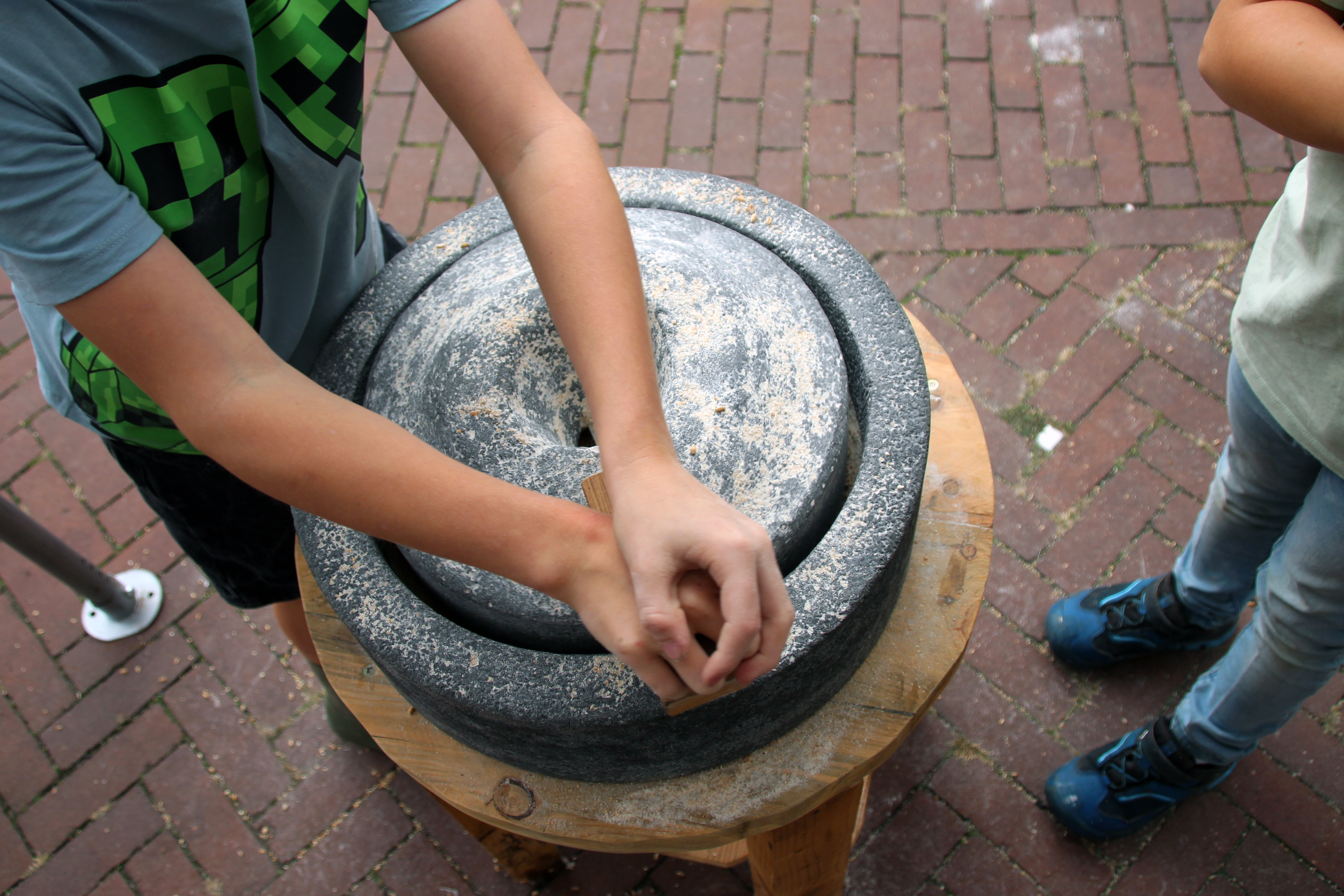 Graan malen met een kweern.