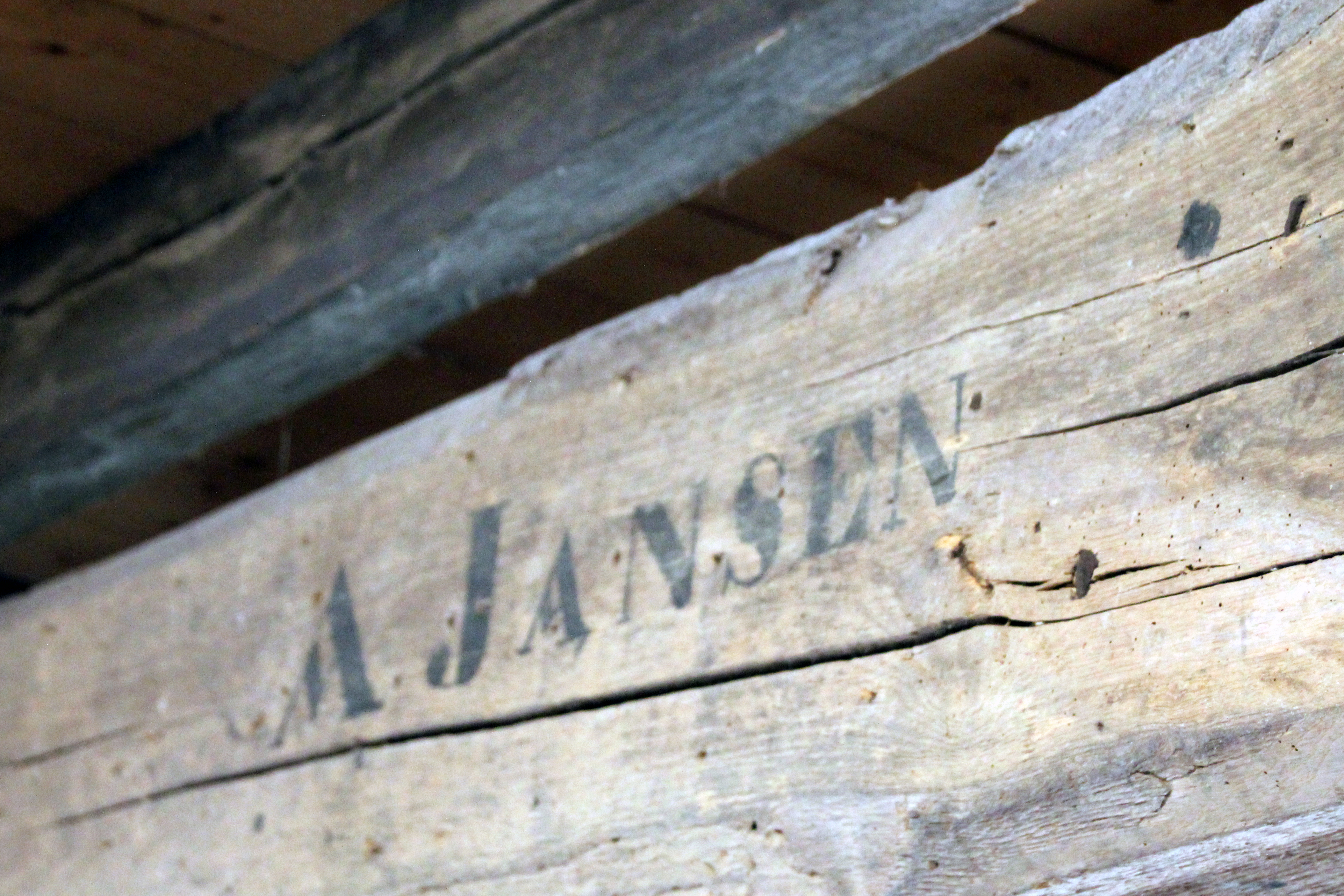 De naam van A Jansen op een van de balken in de molen.