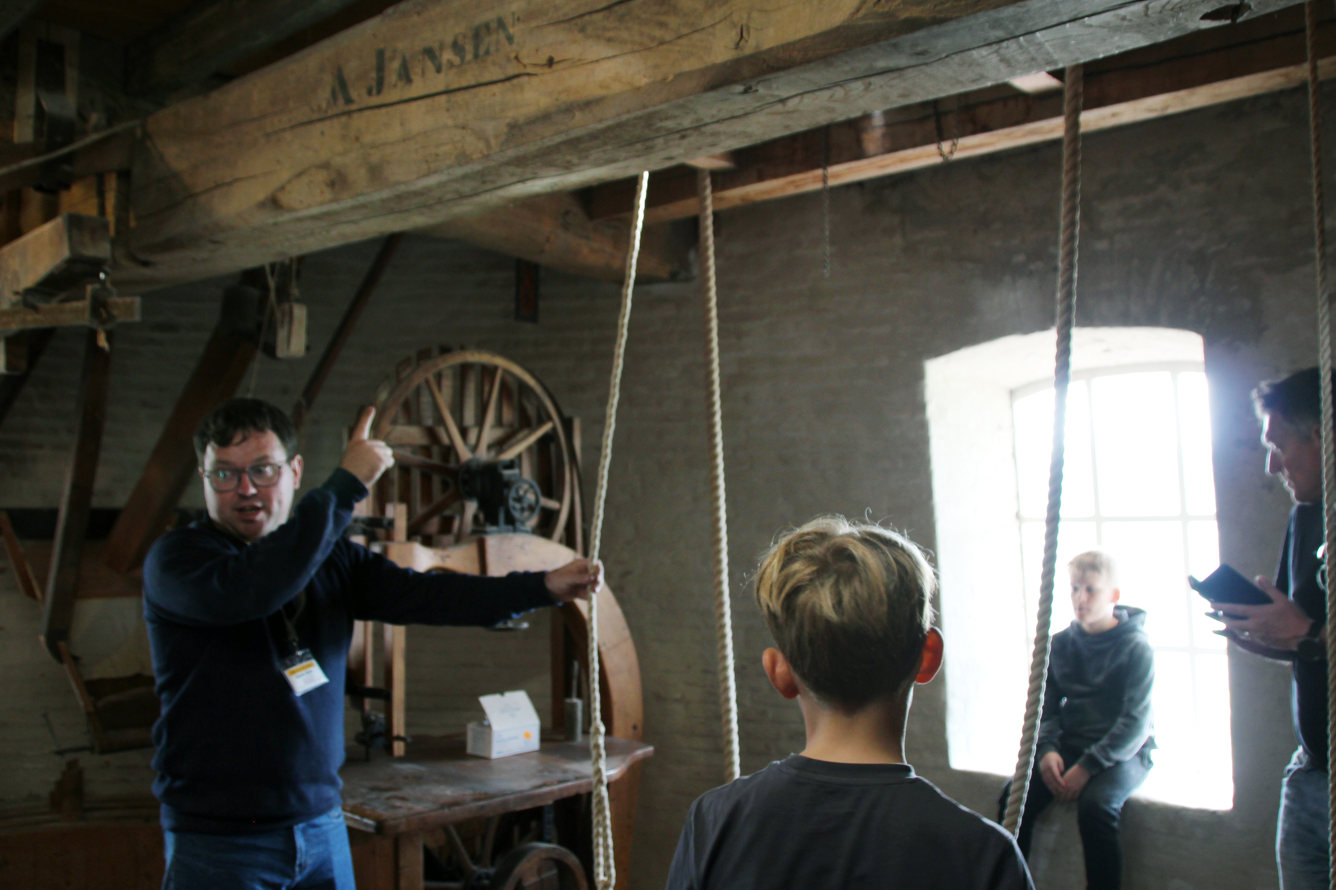 Tijdens de rondleidingen vertellen de gidsen over de molen.