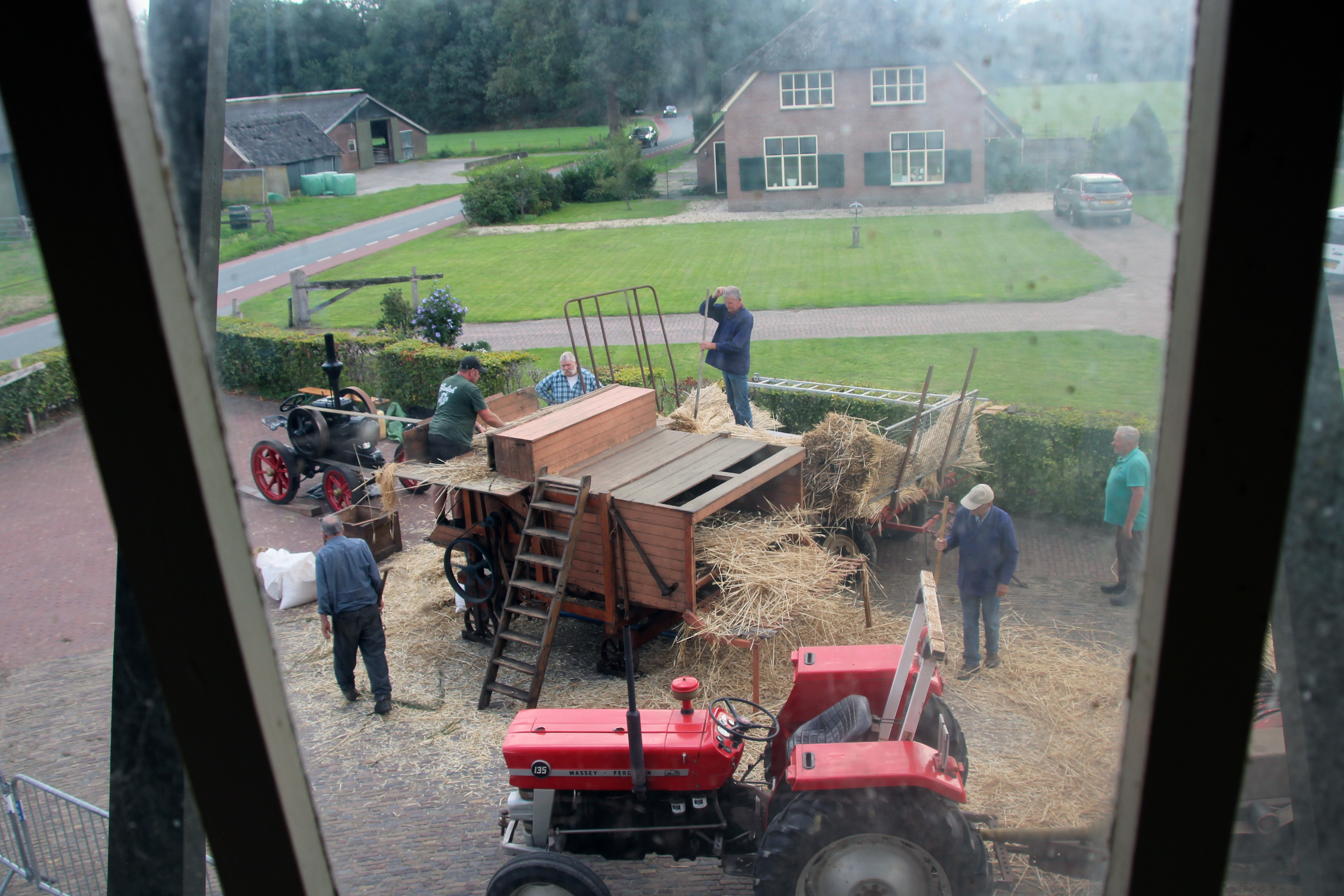 De dorsmachine vanuit de molen gezien.