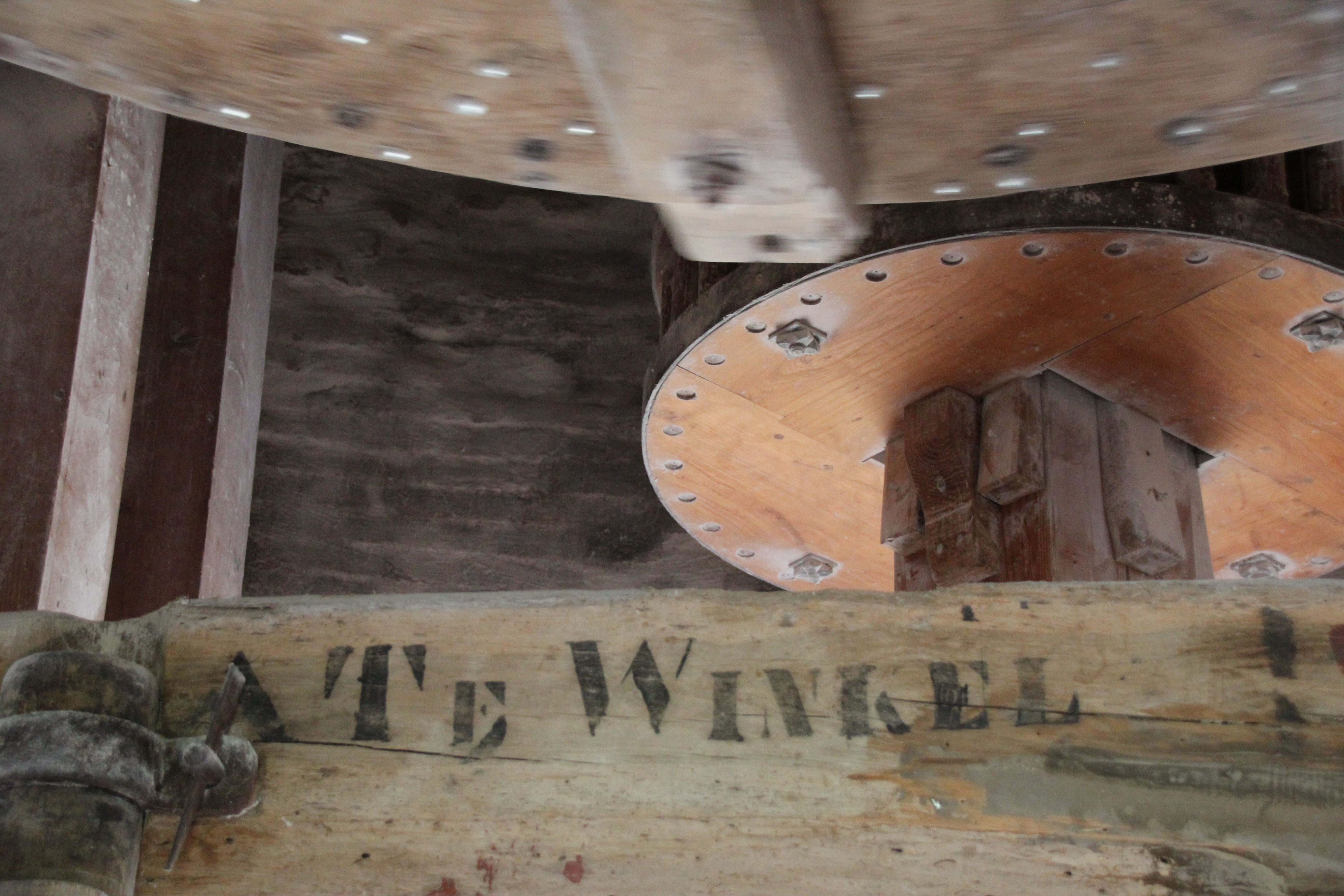 De naam Te Winkel geschreven op een balk in de molen