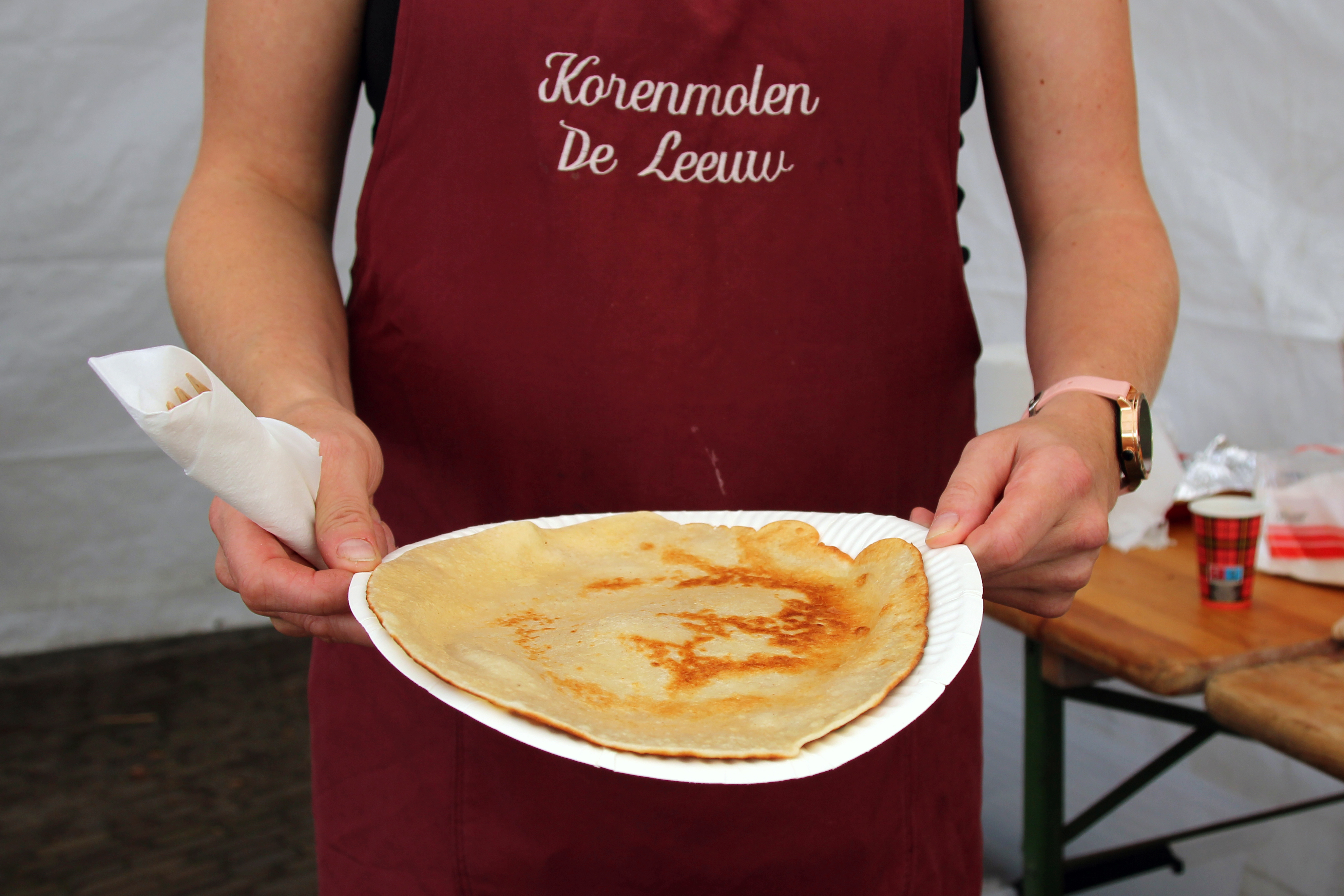 De vrienden zorgen voor verse pannenkoeken