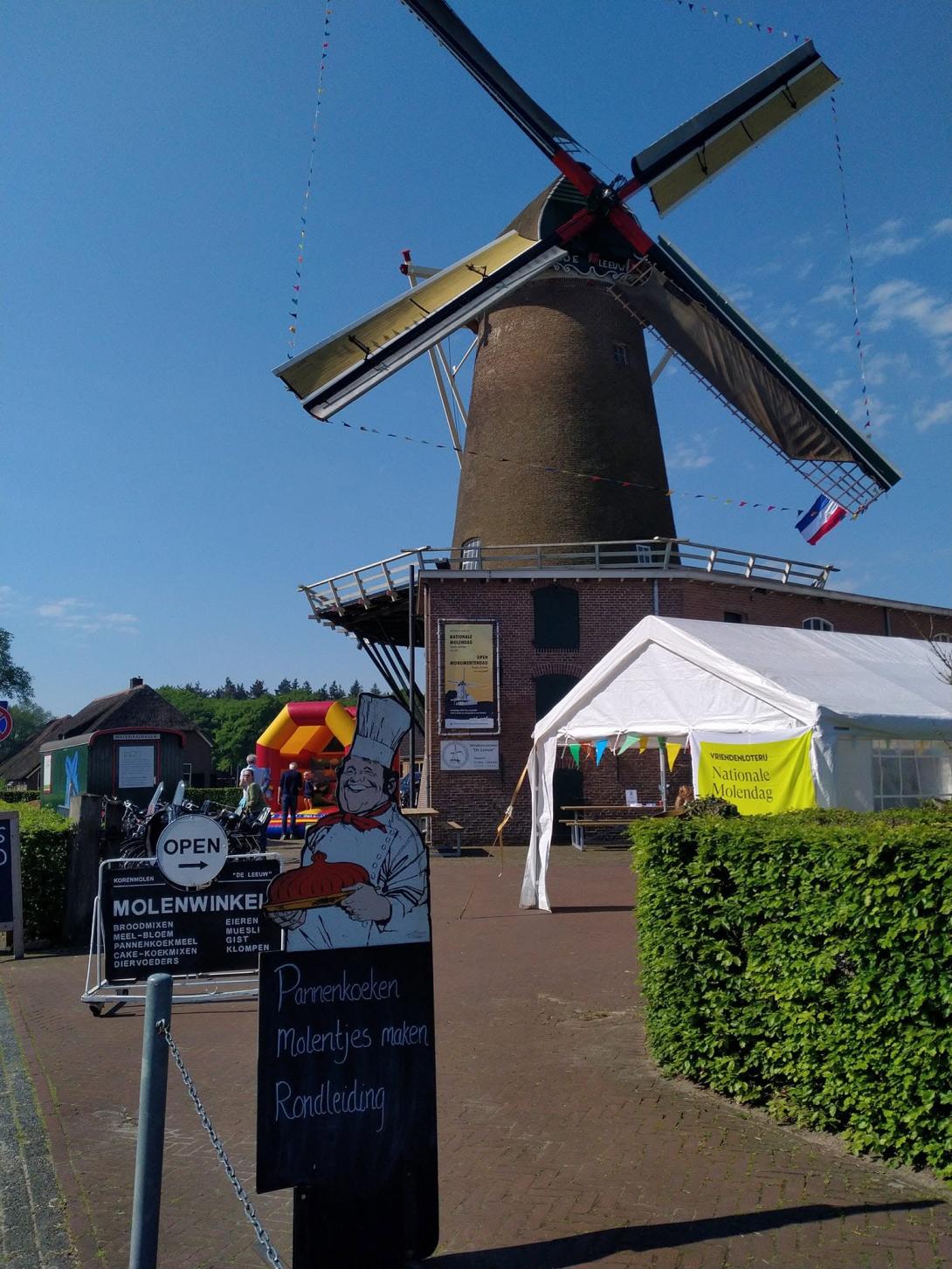 De molen in feeststand